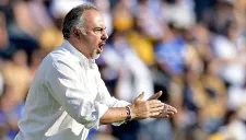 Guillermo Vázquez anima a sus jugadores contra Cruz Azul