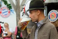 Guardiola bebe cerveza en el Oktoberfest (la 'Fiesta de la Cerveza')