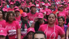 Cientos de personas participan en una carrera contra el cáncer de mama