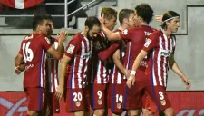Jugadores del Atlético festejan un gol