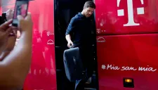 Xabi Alonso baja del autobús del Bayern Munich