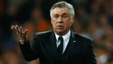 Carlo Ancelotti observa un partido