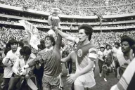 Zelada levanta la Copa junto a Tena