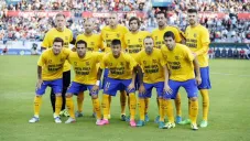 Jugadores del Barcelona muestran playera en apoyo a Rafinha
