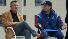 Vergara platica con Chepo duyrante una práctica