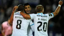 Corona festeja gol con sus compañeros