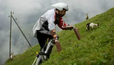 Thomas Thwaites, caminando como cabra en los Alpes suizos
