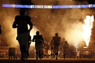 Momento en que los jugadores de Carneros saltan al terreno de juego