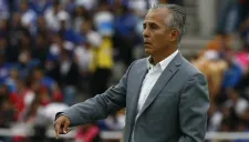 Sergio Bueno da indicaciones en juego contra Puebla