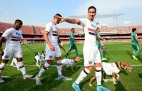 Jugadores de Sao Paulo entran al campo con perros
