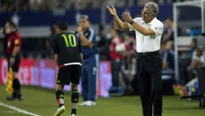 Ricardo Ferretti observa partido amistoso de México