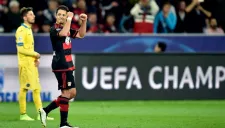 Javier Hernández festeja un gol con Bayer