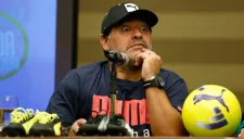 Maradona durante una conferencia de prensa