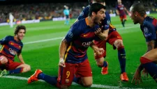 Luis Suárez festeja gol con sus compañeros