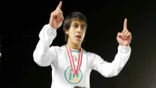 Ever Guzmán festeja el título Sub 17