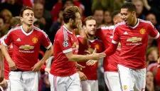 Jugadores del Manchester United festejan una anotación contra el Wolfsburgo