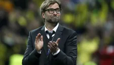 Klopp aplaude al público en un partido del Dortmund