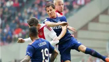 Guardado compite por el esférico por el aire