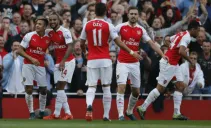 Jugadores del Arsenal festejan un gol contra el Manchester United
