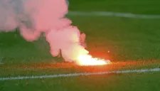 Una bengala encendida en el pasto del Vicente Calderón