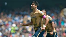 Lalo Herrera festeja un gol