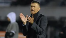 Osorio aplaude en un partido de futbol