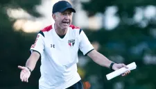Osorio dirige una práctica del Sao Paulo