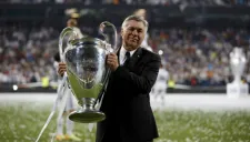 Carlo Ancelotti levanta el trofeo de la Champions League