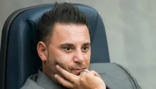 Mohamed en la banca en partido de Monterrey