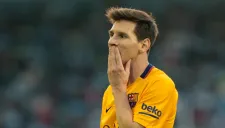 Lionel Messi se toca la cara en partido del Barcelona