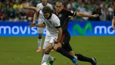 Torres Nilo y Zusi disputan un balón