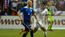 Bradley conduce el balón en un partido contra México