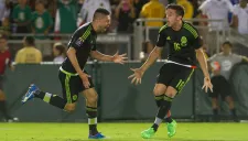 Peralta festeja con Herrera tras anotar su gol
