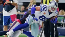 Jason Witten es tacleado durante el juego contra Patriotas