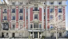 La lujosa casa tiene un estilo neoclásico