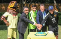 Integrantes de América posan en la partida del pastel