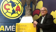 Margarito posa enfrente de una estatua del club