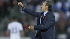 Raúl Gutiérrez da indicaciones en juego del Tri