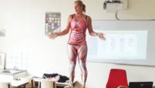 Maestra usa traje de anatomía para dar clase
