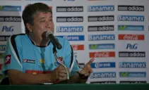 Bolillo Gómez atiende a los medios de comunicación