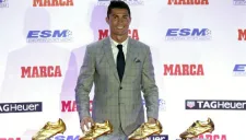 Cristiano Ronaldo posa para las cámaras con sus premios