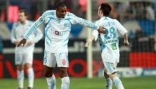 Cissé le da una palmada a Valbuena, en un juego del Marsella