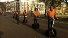 Personas usando un 'scooter' en vía pública