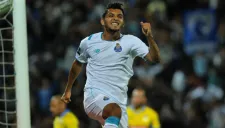 Corona festeja un gol con el Porto