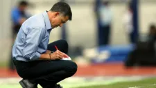 Juan Carlos Osorio realiza anotaciones en su libreta