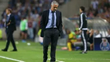 Mourinho mira el césped durante un juego del Chelsea