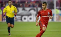 Sebastian Giovinco controla el balón en juego del Toronto
