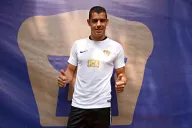 Alcoba posa con los colores universitarios