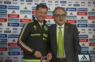 Osorio posa junto a Decio de María en su presentación oficial