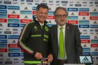 Osorio posa junto a Decio de María
